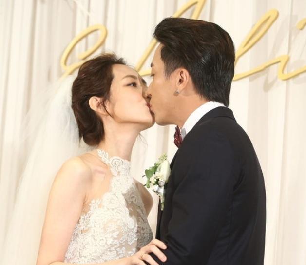 18歲閃嫁初戀離婚!31歲拿下金鐘視后 如今甜嫁交往5年演員老公…人人稱羨