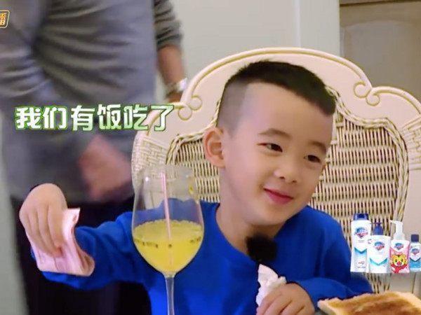 爺爺塞一疊錢給Jasper！陳小春皺眉囑兒「重複3遍」家庭教育被狂推