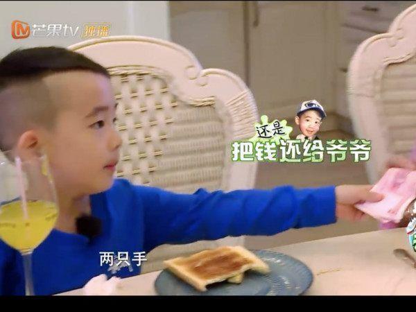 爺爺塞一疊錢給Jasper！陳小春皺眉囑兒「重複3遍」家庭教育被狂推