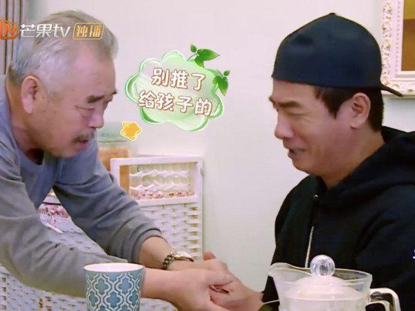 爺爺塞一疊錢給Jasper！陳小春皺眉囑兒「重複3遍」家庭教育被狂推