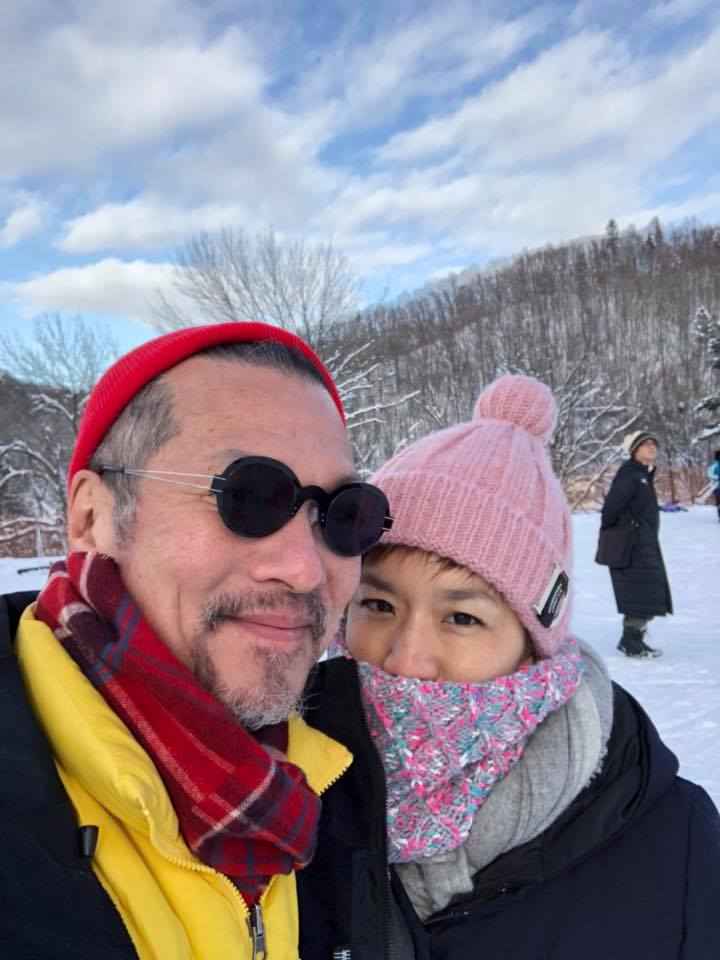 老少配如姊弟戀!黃仲崑「手抖20年」坦言已交代後事 「被拍到親吻熟女」小17歲老婆始終力挺