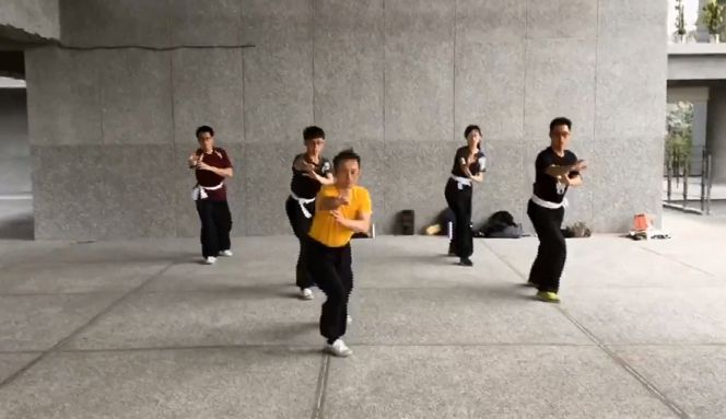 深情守護24年！蠻牛先生「堅持娶獨腳妻」不顧父母反對　如今陪她「躍上國際舞台」反轉人生