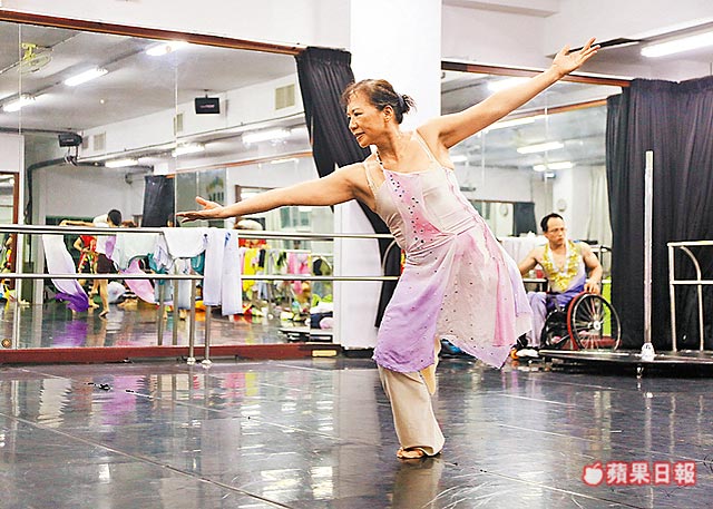 深情守護24年！蠻牛先生「堅持娶獨腳妻」不顧父母反對　如今陪她「躍上國際舞台」反轉人生