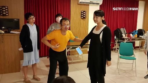 深情守護24年！蠻牛先生「堅持娶獨腳妻」不顧父母反對　如今陪她「躍上國際舞台」反轉人生