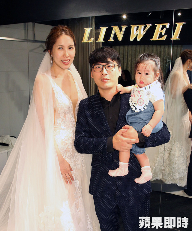 重金嫁女！余苑綺試穿蕾絲婚紗「深V開到肚臍」　余天寵女「婚禮花費天價」要她拚二胎