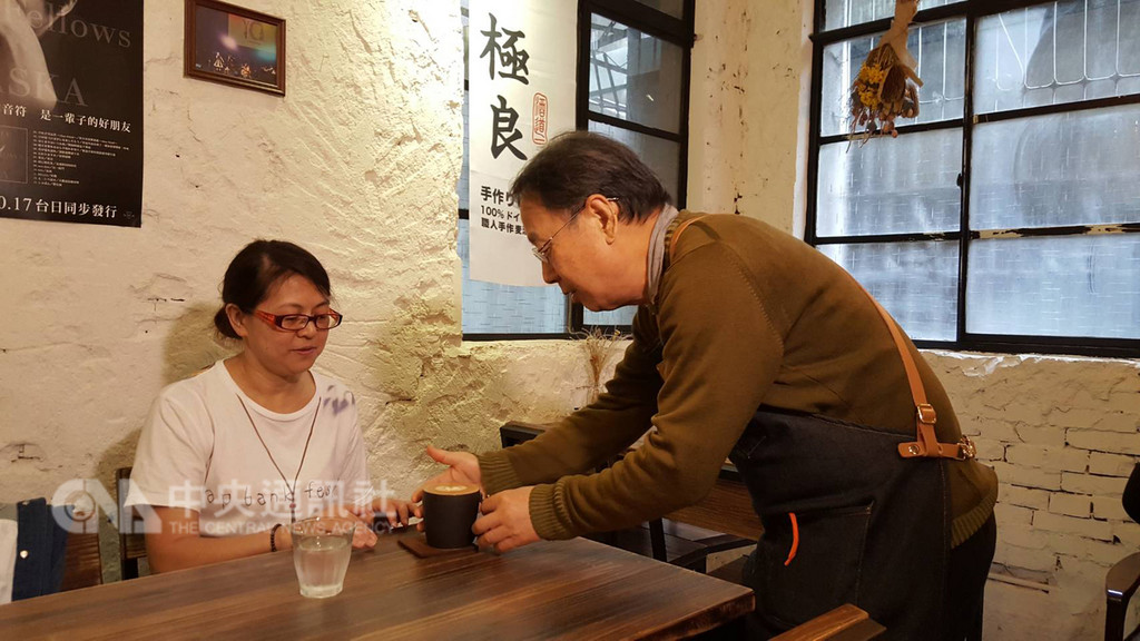 給失智者一個機會!75歲的他成「咖啡館最老店員」 慶幸能為社會貢獻:再累都要來