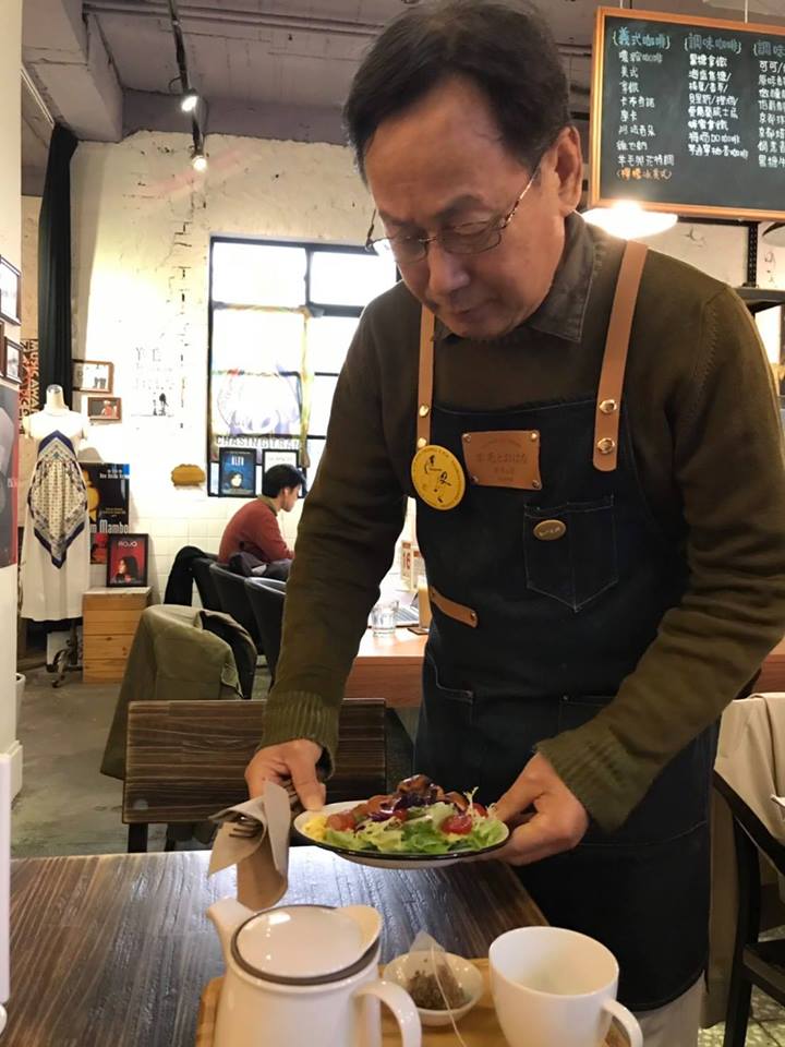 給失智者一個機會!75歲的他成「咖啡館最老店員」 慶幸能為社會貢獻:再累都要來