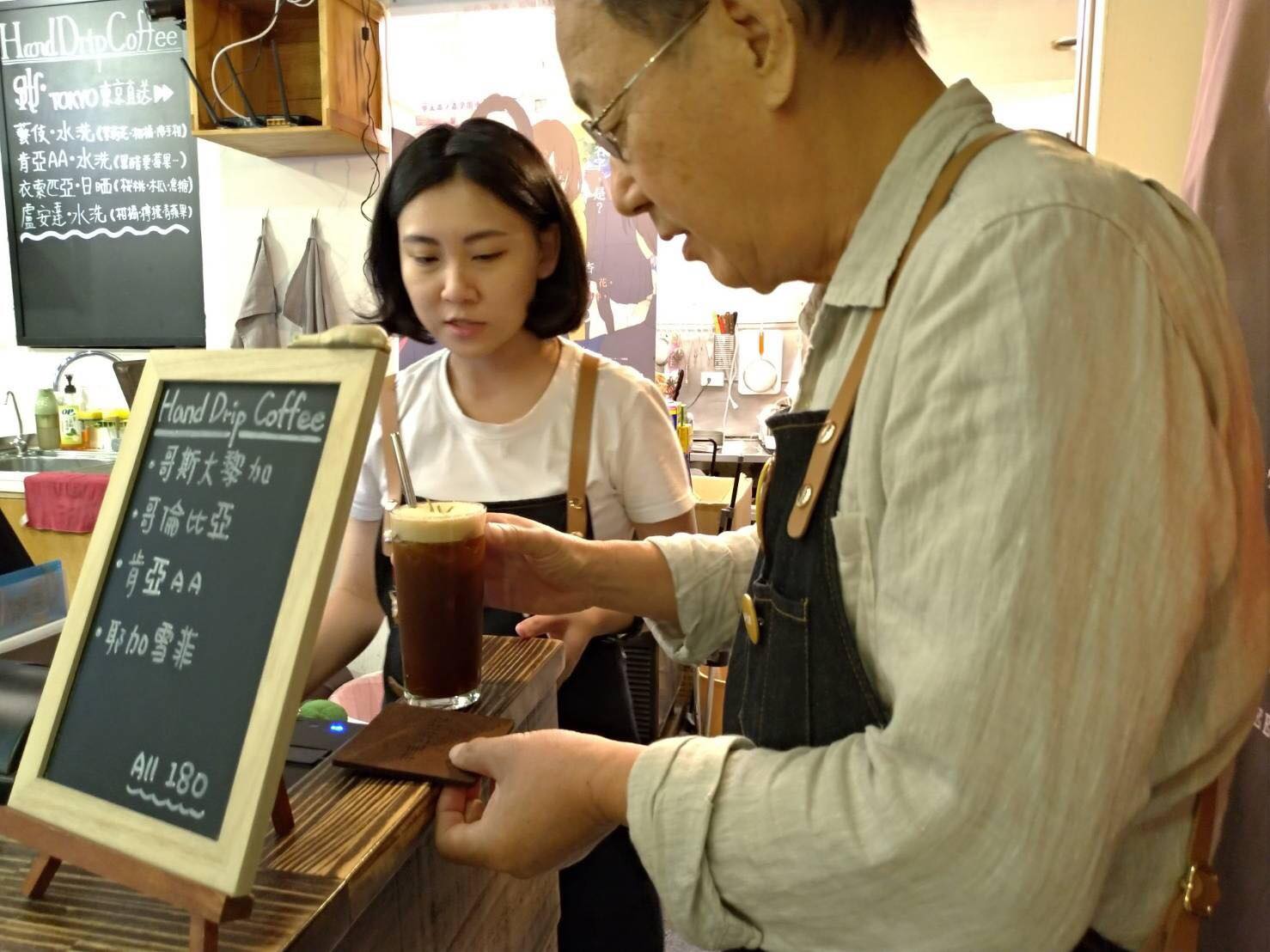 給失智者一個機會!75歲的他成「咖啡館最老店員」 慶幸能為社會貢獻:再累都要來