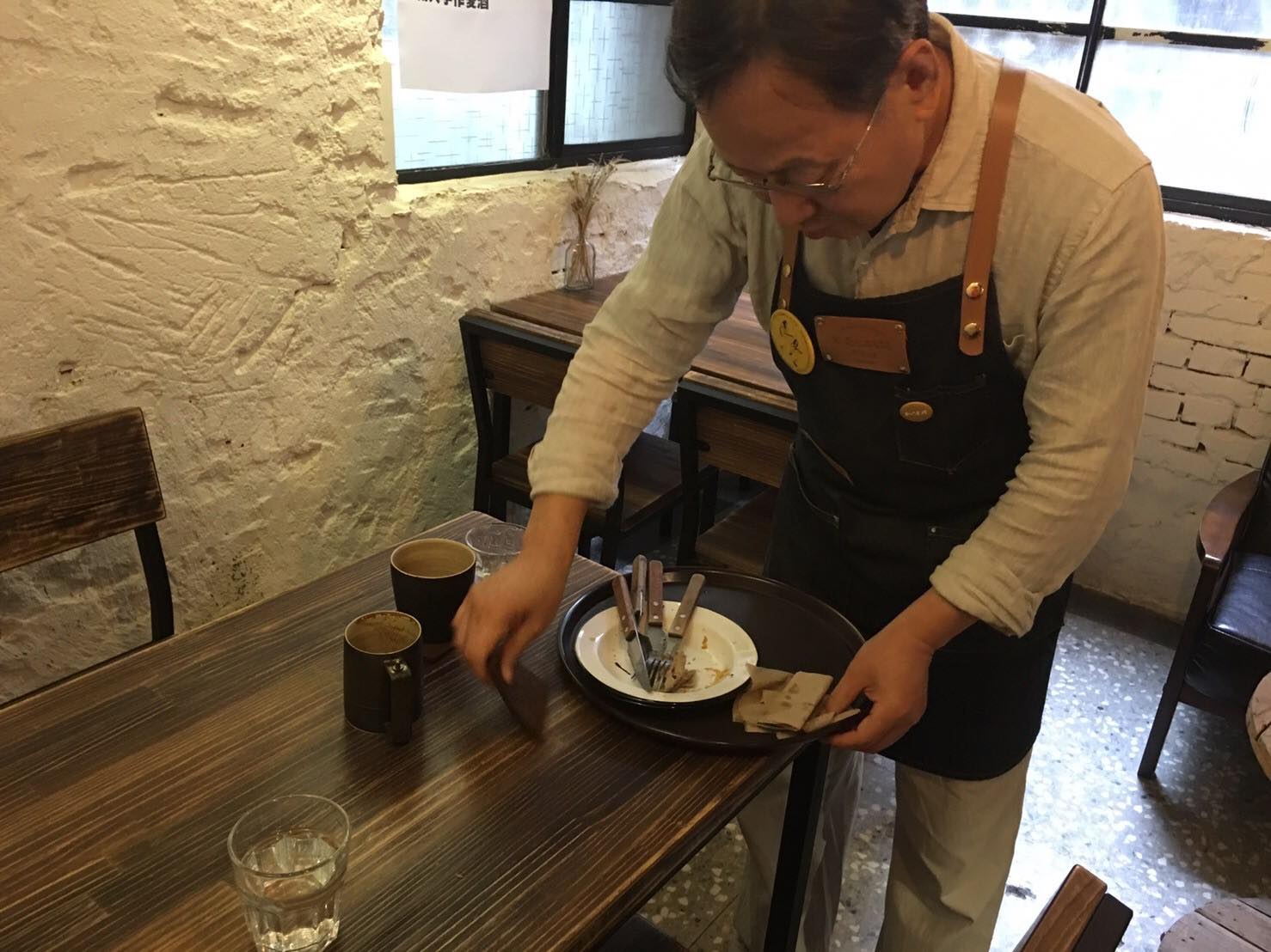 給失智者一個機會!75歲的他成「咖啡館最老店員」 慶幸能為社會貢獻:再累都要來