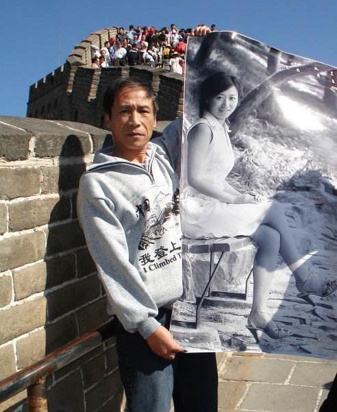 她在新婚第二天離開世界!至今10年「深情丈夫單身未娶」 父帶女兒照片遊長城:爸爸替妳來了