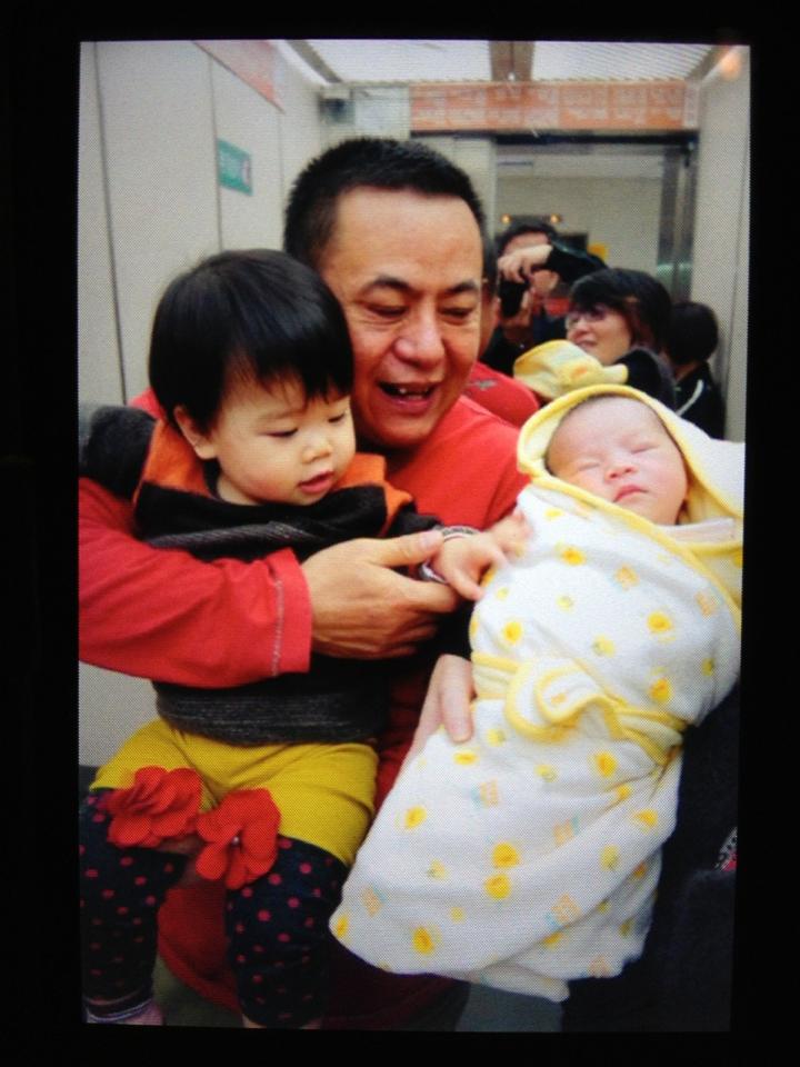 「國民阿爸」蔡振南自爆「當8年街友還染惡習」　走過荒唐人生如今喜升「2孫女爺爺」