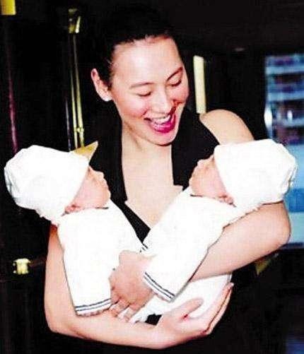 豪門夢碎！22歲為李嘉誠之子生3子沒名分　如今30歲成為單親媽媽的「她」重新復出