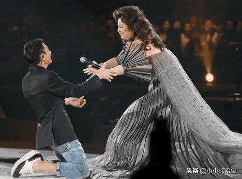 曾是一代歌王！如今「70歲無兒無女」卻人人爭著孝順  周潤發更是霸氣放話：我為妳養老