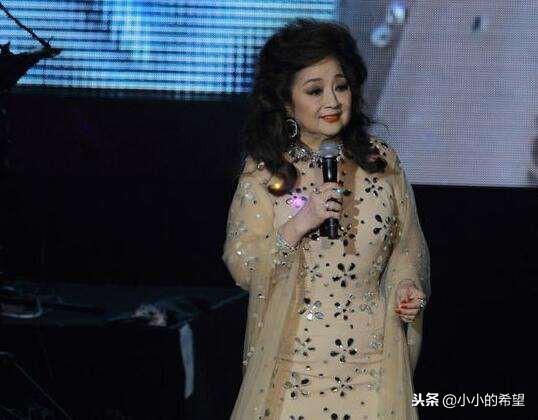 曾是一代歌王！如今「70歲無兒無女」卻人人爭著孝順  周潤發更是霸氣放話：我為妳養老