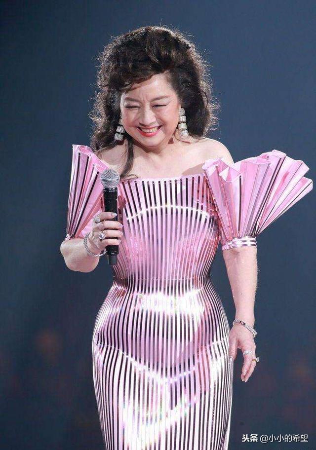 曾是一代歌王！如今「70歲無兒無女」卻人人爭著孝順  周潤發更是霸氣放話：我為妳養老