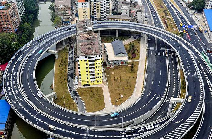 給3000萬也不搬！20位世界「超頑強釘子戶」最扯直接住機場　建商不爽「放出大絕招」逼他們投降