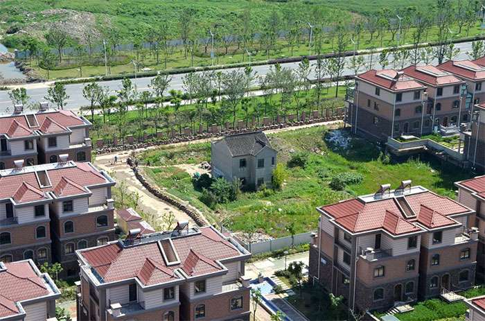 給3000萬也不搬！20位世界「超頑強釘子戶」最扯直接住機場　建商不爽「放出大絕招」逼他們投降