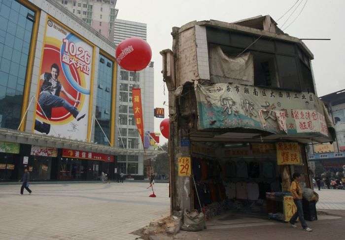 給3000萬也不搬！20位世界「超頑強釘子戶」最扯直接住機場　建商不爽「放出大絕招」逼他們投降