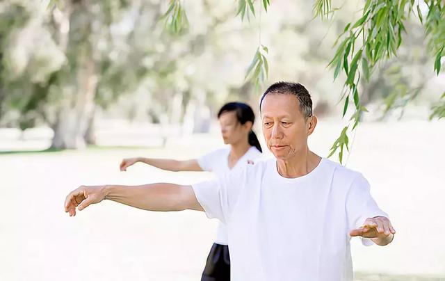 改善秋冬天手腳冰冷！立冬後每天甩手3分鐘「上身經絡全疏通」肩背1天比1天輕鬆「還瘦手臂」