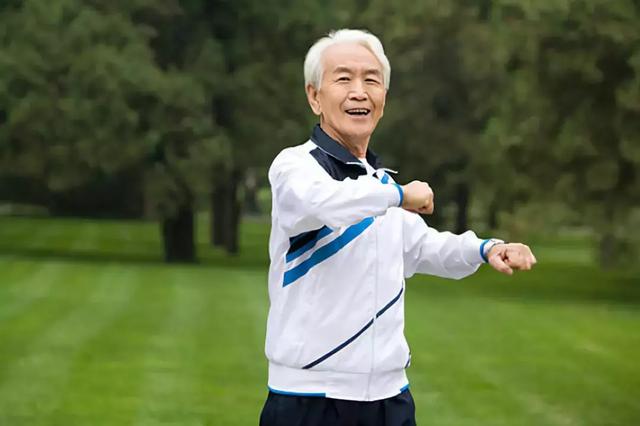 改善秋冬天手腳冰冷！立冬後每天甩手3分鐘「上身經絡全疏通」肩背1天比1天輕鬆「還瘦手臂」
