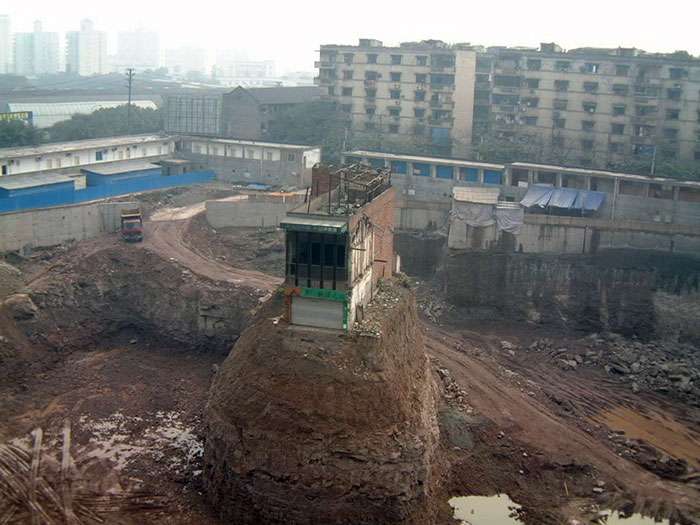給3000萬也不搬！20位世界「超頑強釘子戶」最扯直接住機場　建商不爽「放出大絕招」逼他們投降