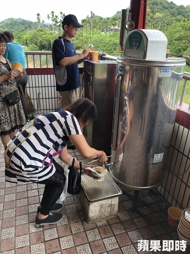 泡了就招財！土地公廟30年「每天吃掉400碗」  24小時飄泡麵香：信眾最愛這一味