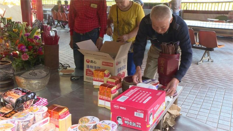 泡了就招財！土地公廟30年「每天吃掉400碗」  24小時飄泡麵香：信眾最愛這一味