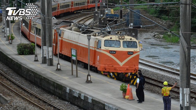 廣播器壞了都不修！列車長森77開擴音「下一句讓台鐵臉超綠」　全車乘客笑翻：「他怨氣超重」