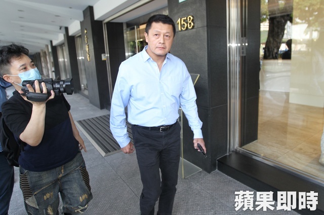 洪文棟私生子「被擋在靈堂外」見不到爸爸一面　友人透露「特地從台中趕來」有原因