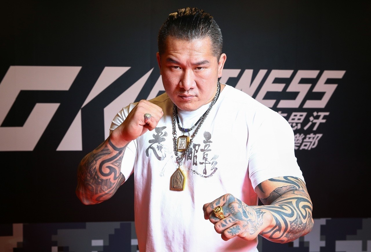 賺多少全捐出去！館長光是簽約金「高達7位數台幣」　月收入「能買好幾棟透天厝」卻不買霸氣捐了　