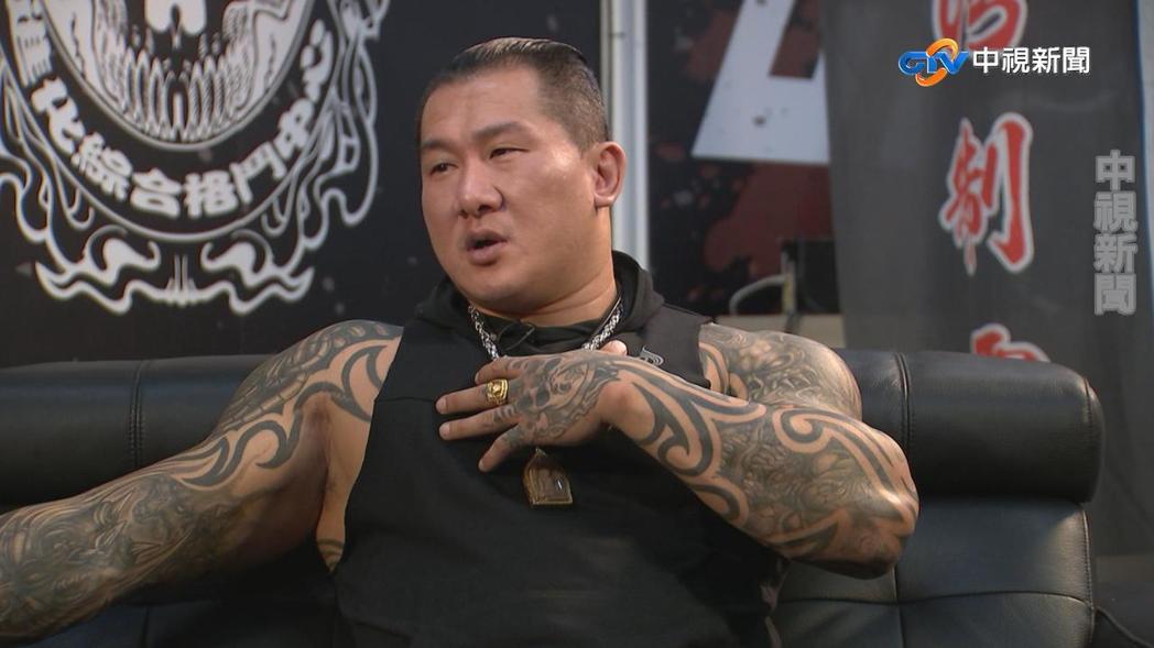 賺多少全捐出去！館長光是簽約金「高達7位數台幣」　月收入「能買好幾棟透天厝」卻不買霸氣捐了　