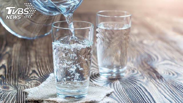 一個月甩5公斤！網瘋傳「8杯水減肥法」喝對時段輕鬆瘦　營養師也激推：「但這3種人不適用」