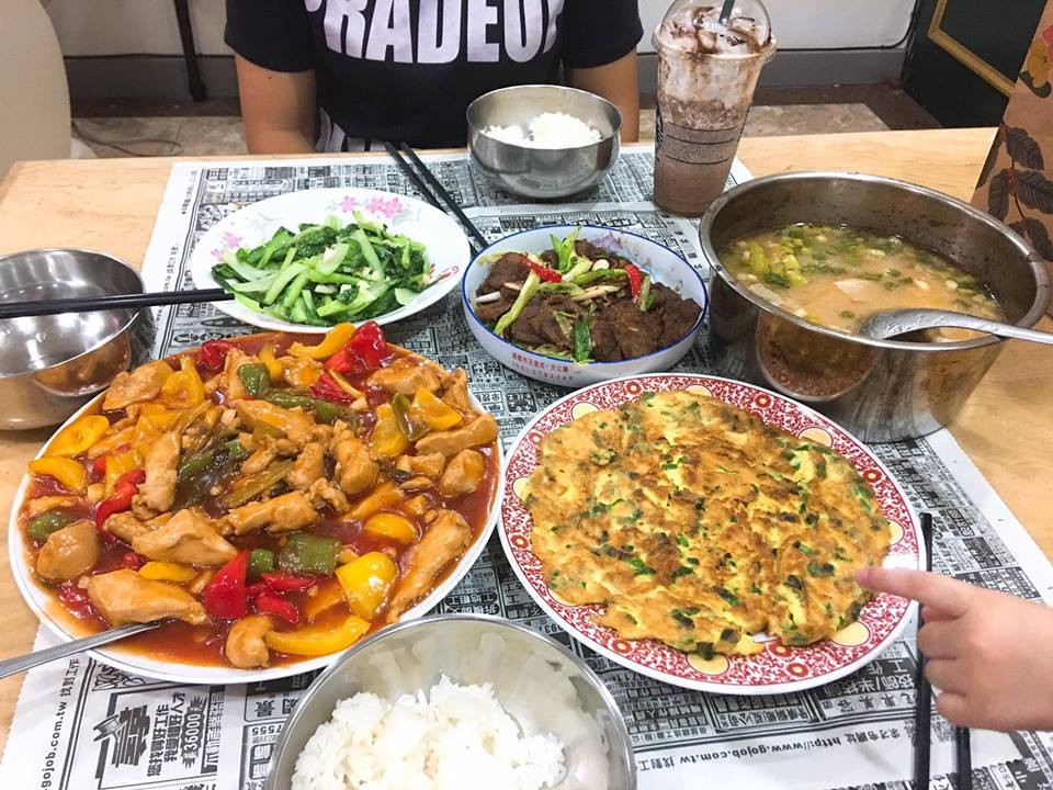 嫌老爸太會煮！她抱怨「每天都是滿漢大餐」害她減肥失敗　PO出驚人「7菜1湯」網友暴動：缺乾女兒嗎