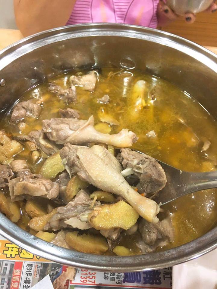 嫌老爸太會煮！她抱怨「每天都是滿漢大餐」害她減肥失敗　PO出驚人「7菜1湯」網友暴動：缺乾女兒嗎