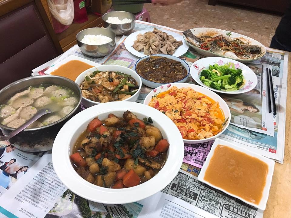 嫌老爸太會煮！她抱怨「每天都是滿漢大餐」害她減肥失敗　PO出驚人「7菜1湯」網友暴動：缺乾女兒嗎