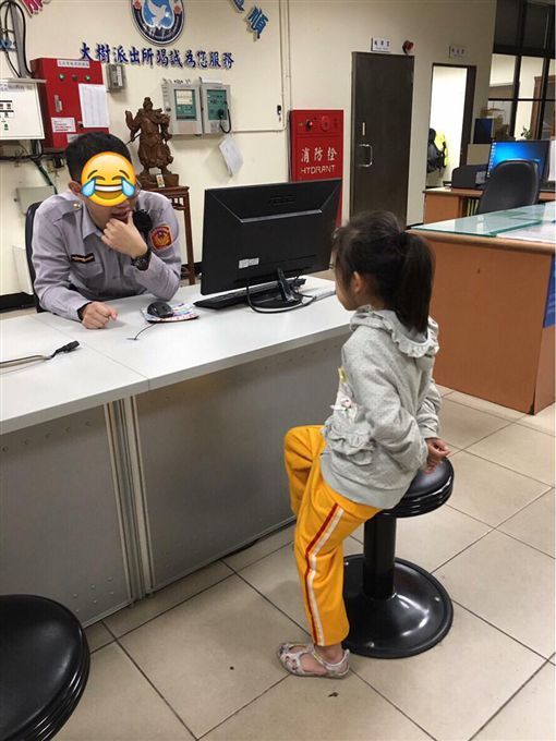 講100遍也沒用！6歲女兒「總是忘記安全帽」逼媽媽出招　送警局叔叔一開口「讓她哭著跑出來」