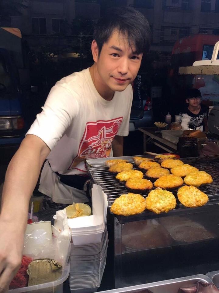 《戲說台灣》10年班底「三度道歉」遭演藝圈冷凍!如今轉成「夜市型男」擺攤維生