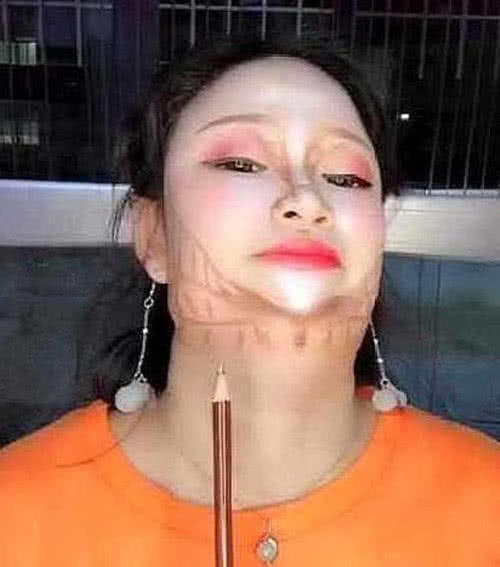 女孩示範「瓜子臉」一低頭秒吸80萬粉絲　網全看呆：易容術再世？　
