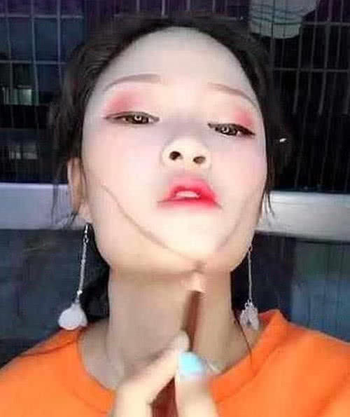 女孩示範「瓜子臉」一低頭秒吸80萬粉絲　網全看呆：易容術再世？　