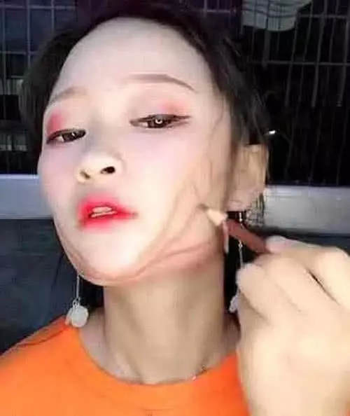女孩示範「瓜子臉」一低頭秒吸80萬粉絲　網全看呆：易容術再世？　