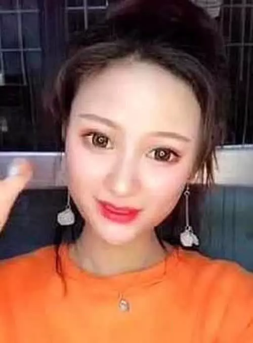 女孩示範「瓜子臉」一低頭秒吸80萬粉絲　網全看呆：易容術再世？　