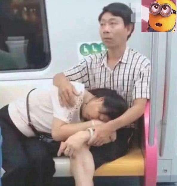 他偷拍火車上「老婆把老公腿當枕頭睡」超溫馨！但當大家看到下半身   感動直呼：真愛！