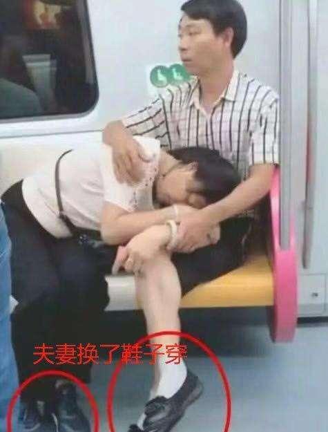 他偷拍火車上「老婆把老公腿當枕頭睡」超溫馨！但當大家看到下半身   感動直呼：真愛！