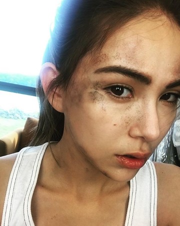 他偷拍火車上「老婆把老公腿當枕頭睡」超溫馨！但當大家看到下半身   感動直呼：真愛！