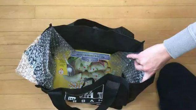 快遞盒裡的氣泡膜別丟掉，留在家裡特別值錢，後悔現在才知道