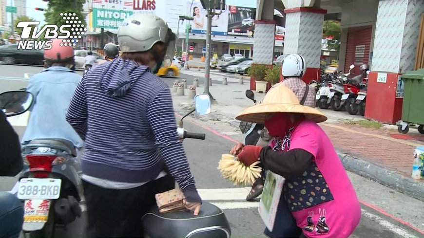 他好心買50元玉蘭花「阿婆給了就逃走」　拿起來一看「只有一朵」網友笑：你賺到了