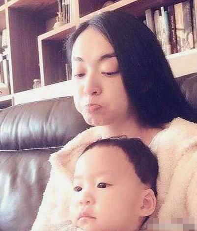 還記得《功夫》裡的齙牙珍嗎?被星爺給騙了,生活照曝光超漂亮