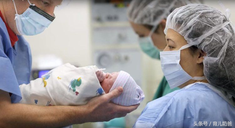 親姐妹同一天剖腹產，生下兩對雙胞胎！沒想到4個孩子的爸爸竟是「同一人」