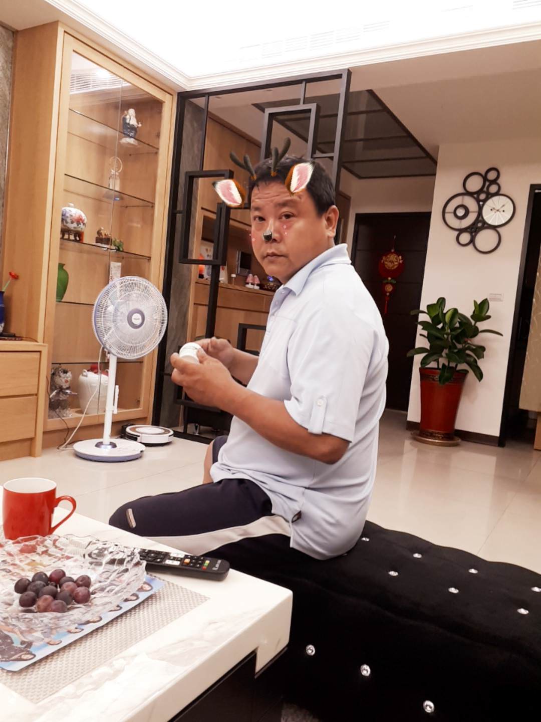 我爸當年是男神！女大生曬出「爸爸年輕當兵照」　一看「深邃帥氣臉蛋」網秒尖叫：這是彭于晏吧