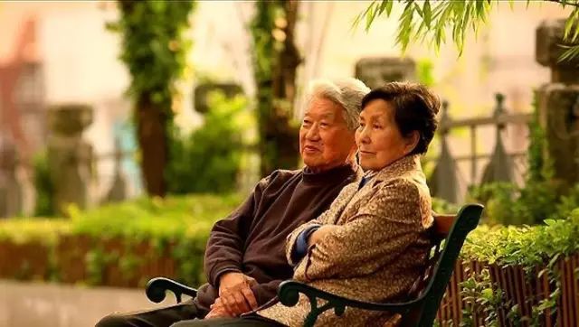 20歲一眼定終身！她單身「苦等心上人20年」 42歲終嫁他　被寵到90歲「忘了全世界」卻獨獨記住他的名字